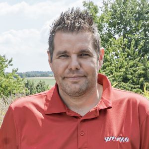 WEIMA Mitarbeiter Stefan Roth in einem roten Tshirt