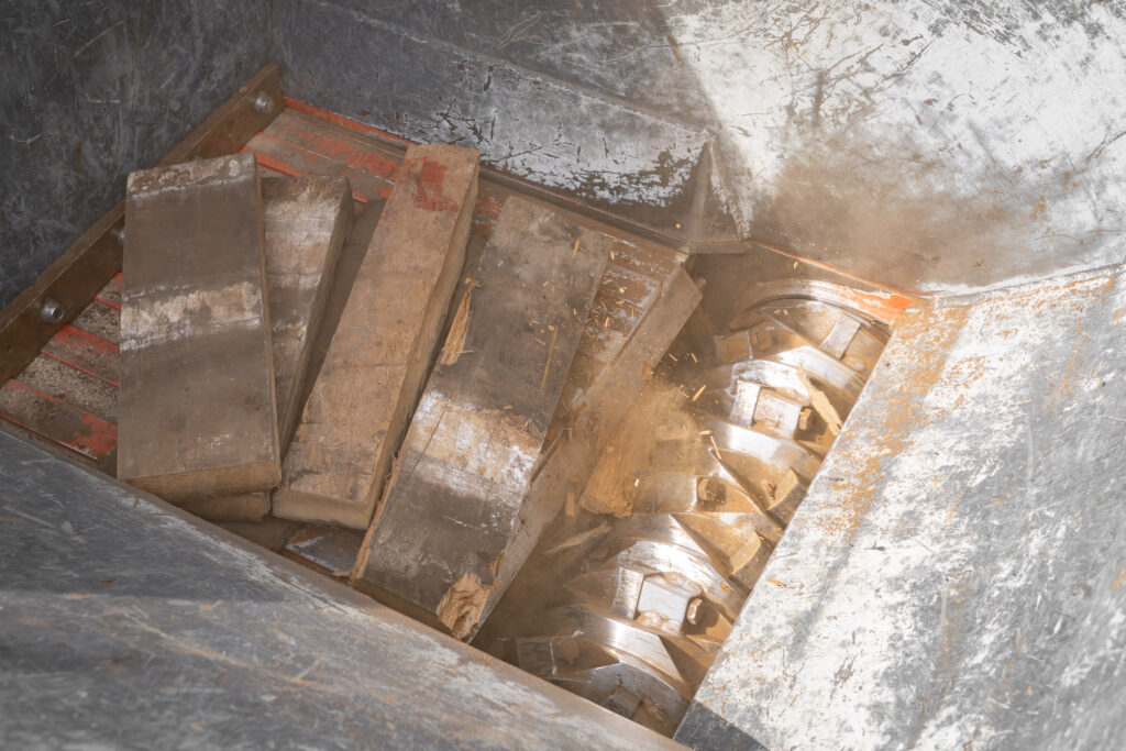Blick in den Shredder, alte und kaputte Fassdauben werden zerkleinert
