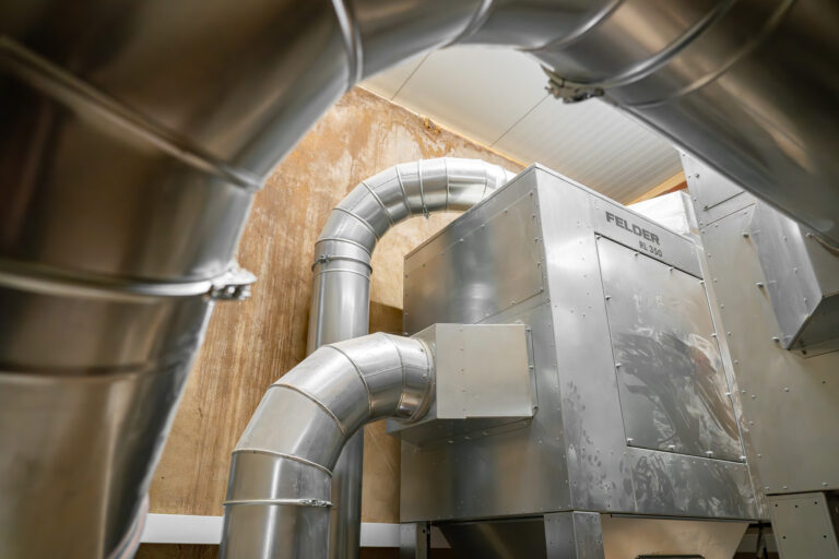 Extraction systems in which dust and fine wood particles are collected